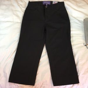 NYXDJ women’s black cropped jeans NWT.